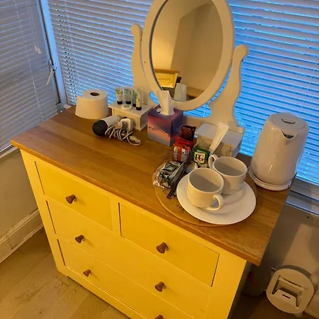 In A House Share - Kingsized 25 Min Away From London