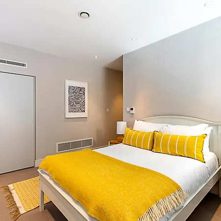 בית נופש Pepys House A Modern Touch Of History *