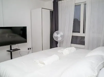 Kayz Lodge- Luxury Ensuite-private & Shared In A New House At The Olympic Village Overlooking Stratford Westfield And Tube Station 山林小屋 *