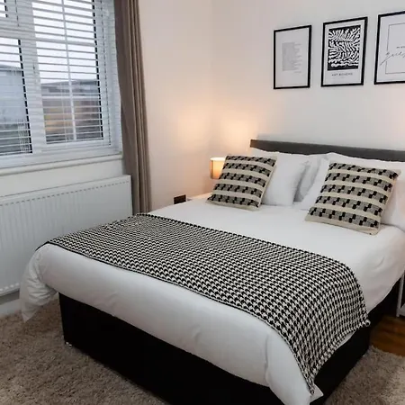 Smart Modern, Split Level Flat, Free Parking Apartment London