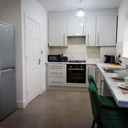 Apartment Smart Modern, Split Level Flat, Free Parking London