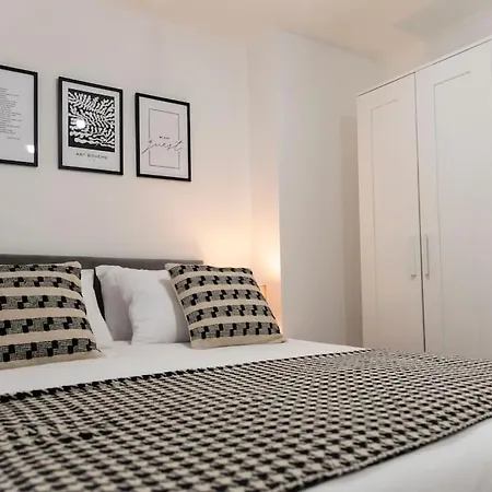 Smart Modern, Split Level Flat, Free Parking London