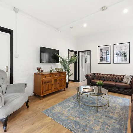 Centrally Located Spacious Three Bedroom Short Term & Flexible Renting Hackney With Free Wifi Apartment *