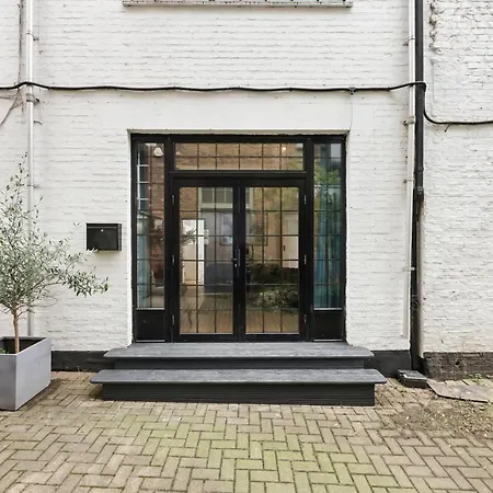 Centrally Located Spacious Three Bedroom Short Term & Flexible Renting Hackney With Free Wifi London