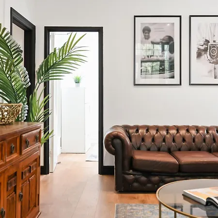 Centrally Located Spacious Three Bedroom Short Term & Flexible Renting Hackney With Free Wifi Apartment London