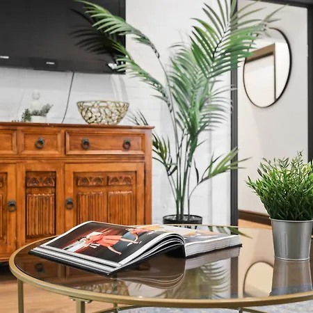 Centrally Located Spacious Three Bedroom Short Term & Flexible Renting Hackney With Free Wifi
