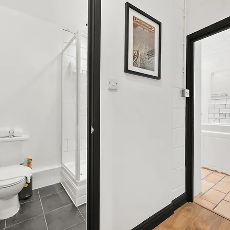 Centrally Located Spacious Three Bedroom Short Term & Flexible Renting Hackney With Free Wifi Apartment