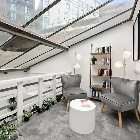 Centrally Located Spacious Three Bedroom Short Term & Flexible Renting Hackney With Free Wifi Apartment