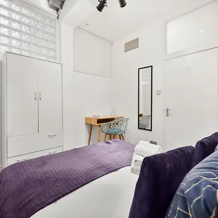 Apartment Centrally Located Spacious Three Bedroom Short Term & Flexible Renting Hackney With Free Wifi *