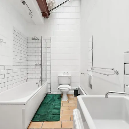 Centrally Located Spacious Three Bedroom Short Term & Flexible Renting Hackney With Free Wifi