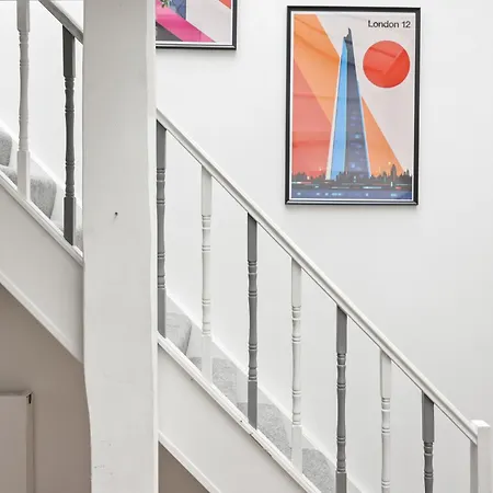 Centrally Located Spacious Three Bedroom Short Term & Flexible Renting Hackney With Free Wifi * London