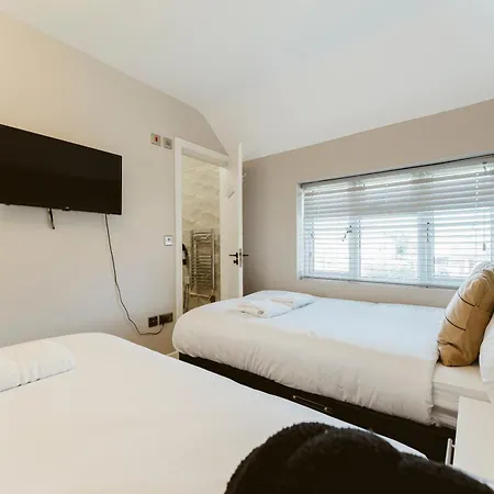 Self Contained * West Drayton (Middlesex)