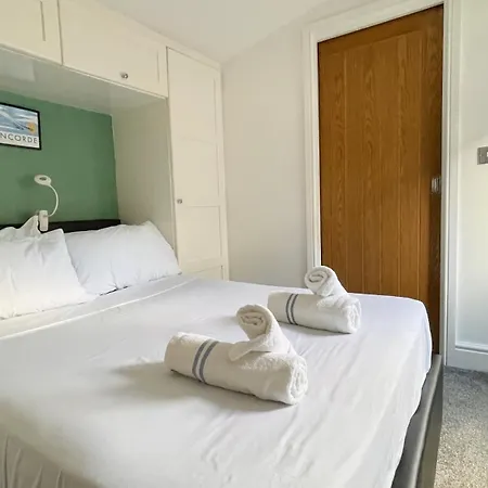 Holiday home Heathrow Airport 10 Mins Drive L Free Secure Parking L Tiny House With Courtyard *