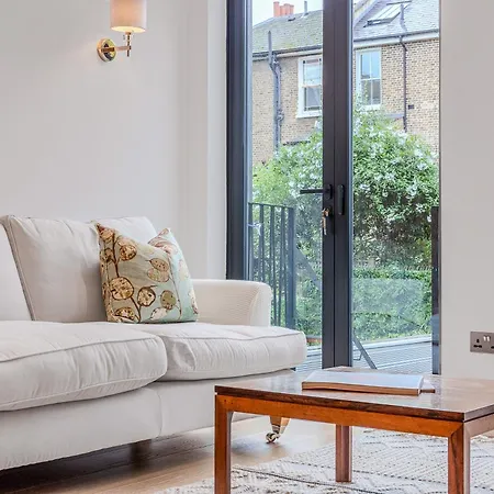 Contemporary 2br Duplex With A Patio In Chelsea London
