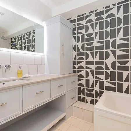 Contemporary 2br Duplex With A Patio In Chelsea Apartment