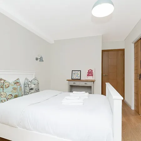 Contemporary 2br Duplex With A Patio In Chelsea *
