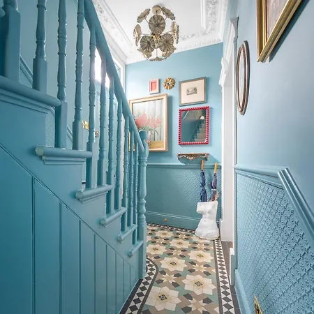 Holiday home Blossom House New 3bed House In Barons Court