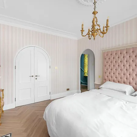 Holiday home Blossom House New 3bed House In Barons Court London