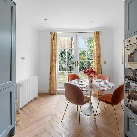 Holiday home Blossom House New 3bed House In Barons Court