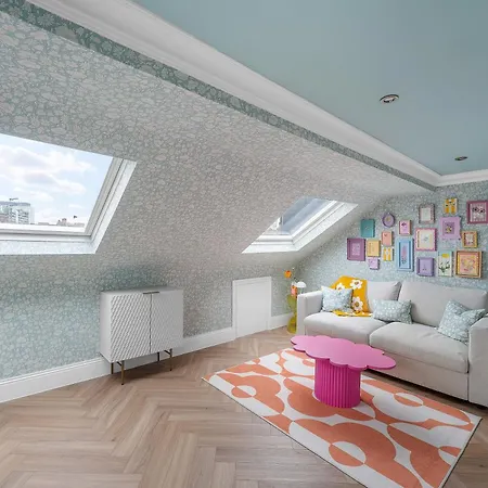 Blossom House New 3bed House In Barons Court London