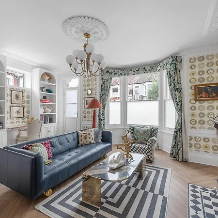 Blossom House New 3bed House In Barons Court Holiday home London