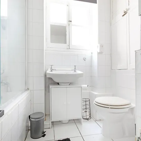 Beautiful One Bedroom Flat In Scott Ellis Gardens *