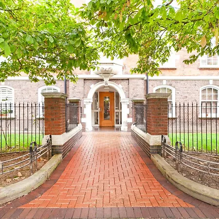 Beautiful One Bedroom Flat In Scott Ellis Gardens