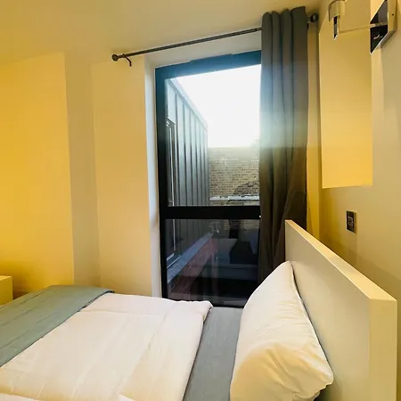 Apartment Fully Furnished Duplex In Askew Road London
