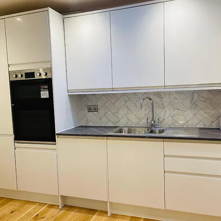 Fully Furnished Duplex In Askew Road * 伦敦