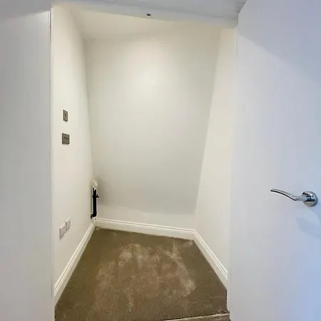Fully Furnished Duplex In Askew Road