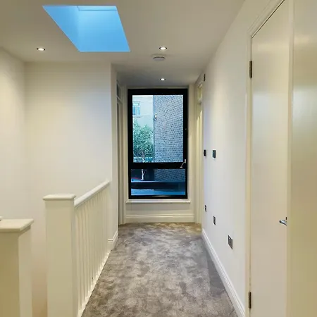 Apartment Fully Furnished Duplex In Askew Road London