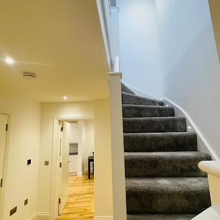 公寓 Fully Furnished Duplex In Askew Road *