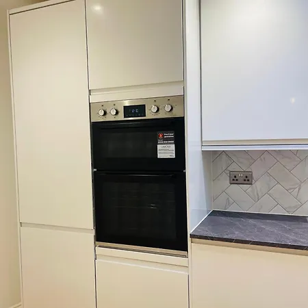 Apartment Fully Furnished Duplex In Askew Road London