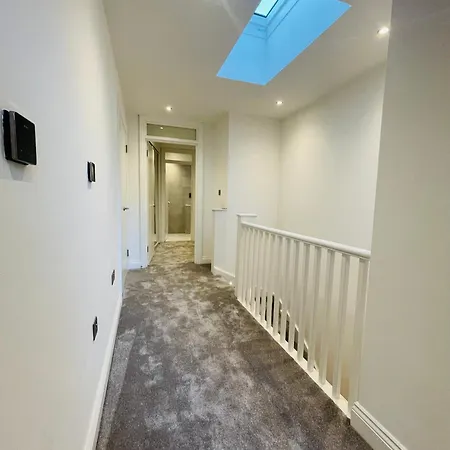 Fully Furnished Duplex In Askew Road 伦敦