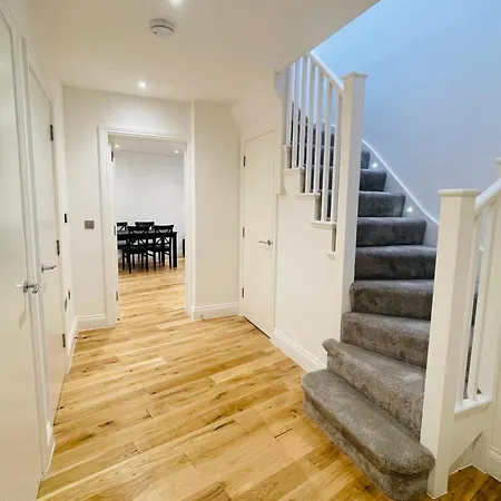 Fully Furnished Duplex In Askew Road * 伦敦