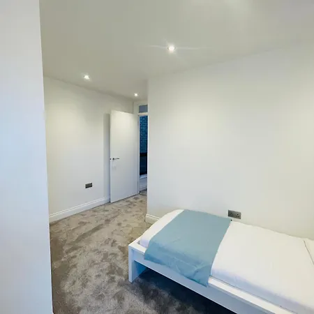 Apartment Fully Furnished Duplex In Askew Road