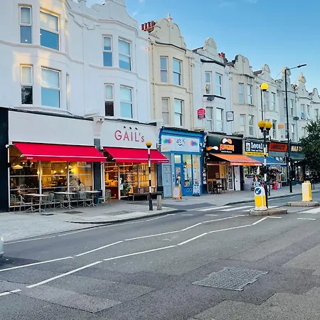 Fully Furnished Duplex In Askew Road London