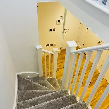 公寓 Fully Furnished Duplex In Askew Road *