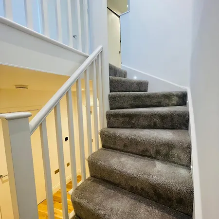 Apartment Fully Furnished Duplex In Askew Road *