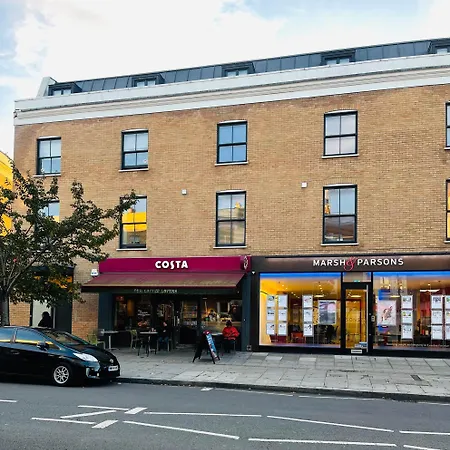 Fully Furnished Duplex In Askew Road 伦敦