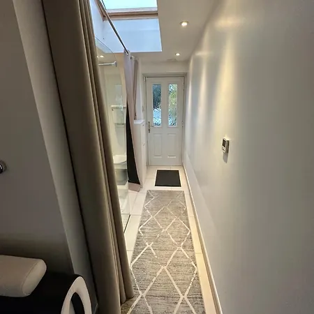 Ensuite Double With Own Entrance London - Ig8 - Free On Street Parking Apartamento *