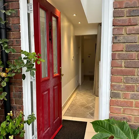 Ensuite Double With Own Entrance London - Ig8 - Free On Street Parking