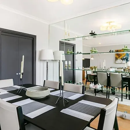 Penthouse Overlooking Hyde Park Apartment *