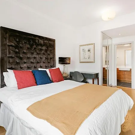 Penthouse Overlooking Hyde Park Apartment
