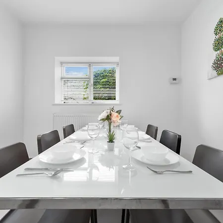 Luxury 4-bedroom Modern Flat In Steps From Station, Sleeps 9 In Style! * Londra