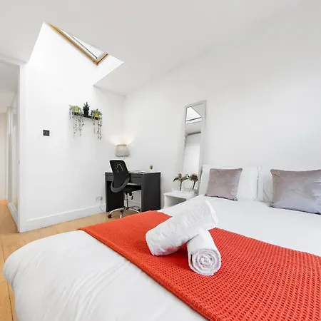 Luxury 4-bedroom Modern Flat In Steps From Station, Sleeps 9 In Style! * Londra