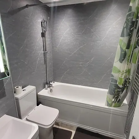 Gasthof Private In A 2 Bed In Zone 2 *