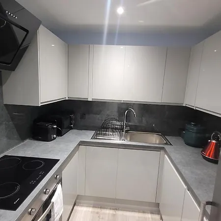 Private In A 2 Bed In Zone 2 *