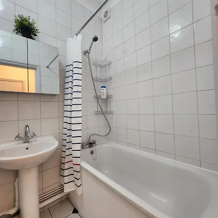 St 6 - 2 Min Walk From Tube Cozy Apartment