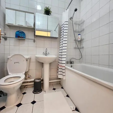 St 6 - 2 Min Walk From Tube Cozy London